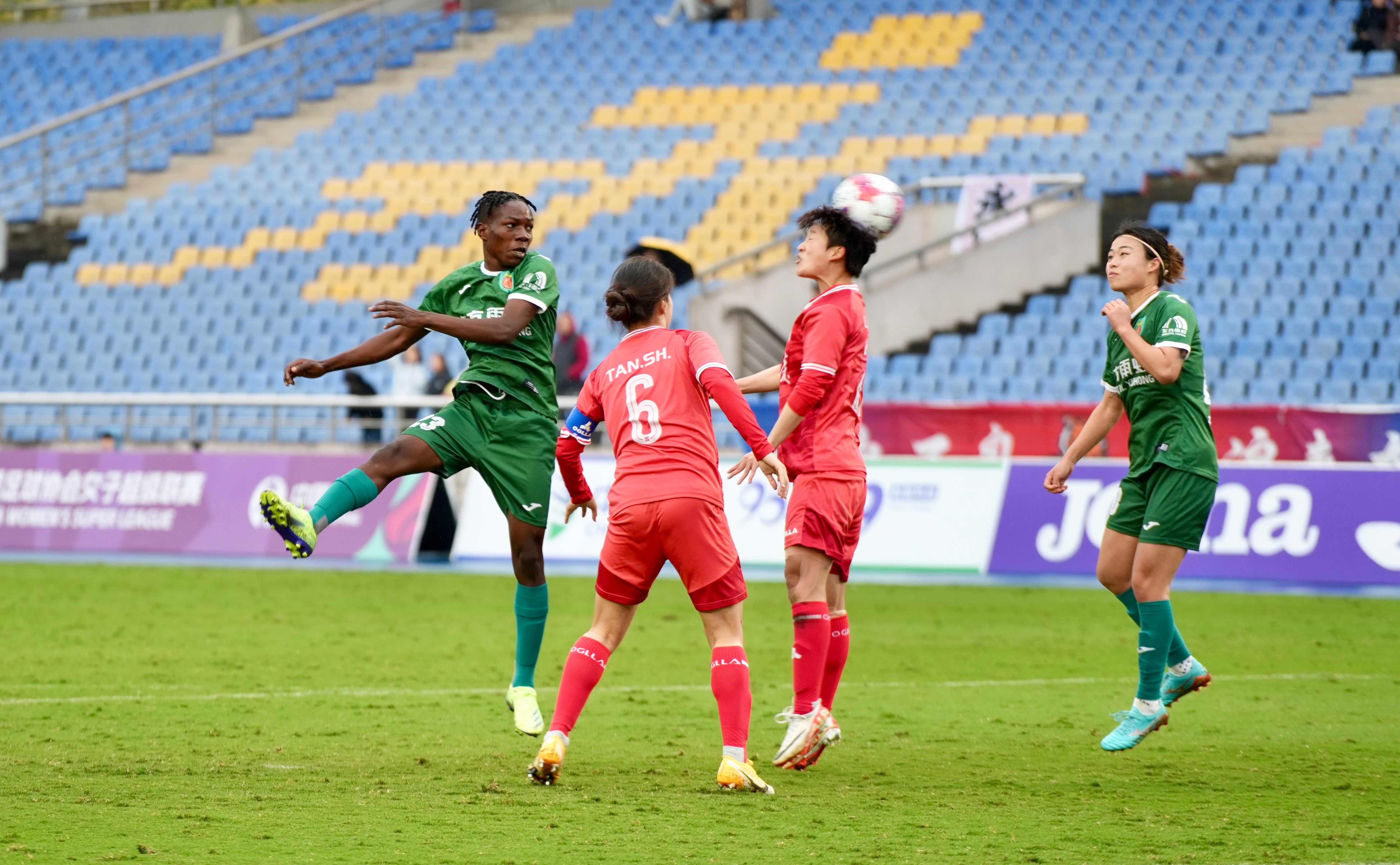 热门女足比赛上演紧张一幕精彩瞬间