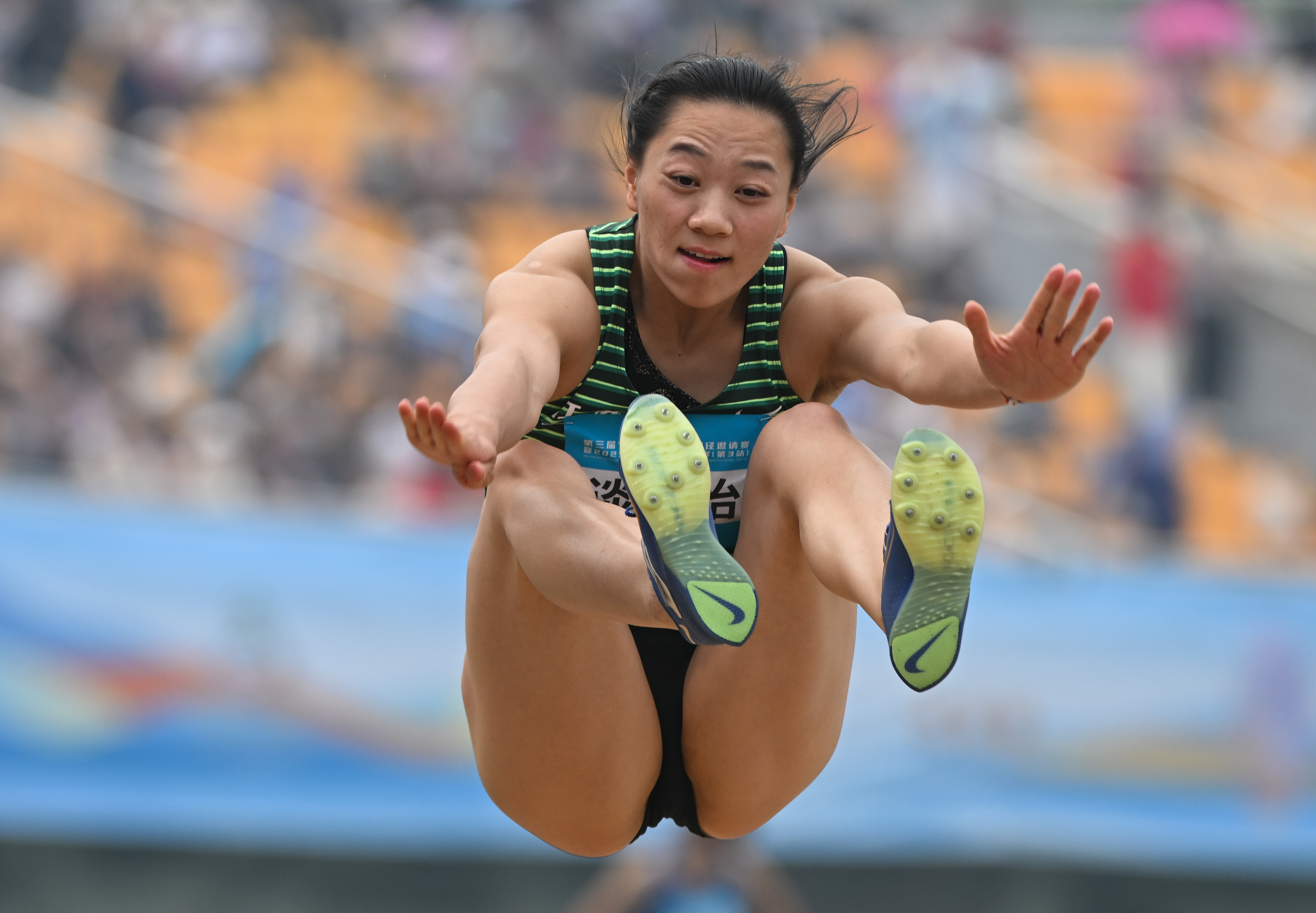 女子田径选手创造新纪录夺冠