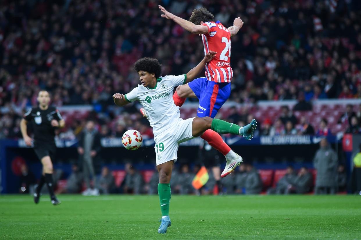 西班牙队大获全胜，晋级国际足球半决赛