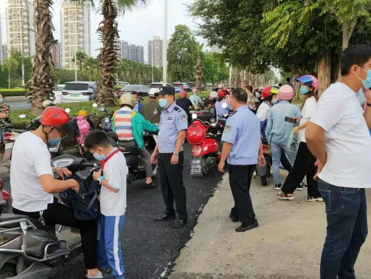上下配合，球员互帮互助完美解围